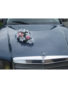 Décoration voiture de mariage fait avec des lys et renoncules 2