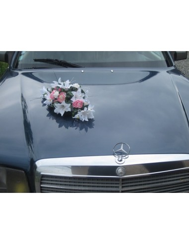 Décoration voiture de mariage fait avec des lys et renoncules