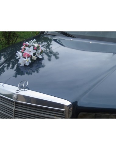 Décoration voiture de mariage fait avec des lys et renoncules