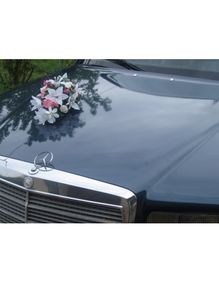 Décoration voiture de mariage fait avec des lys et renoncules