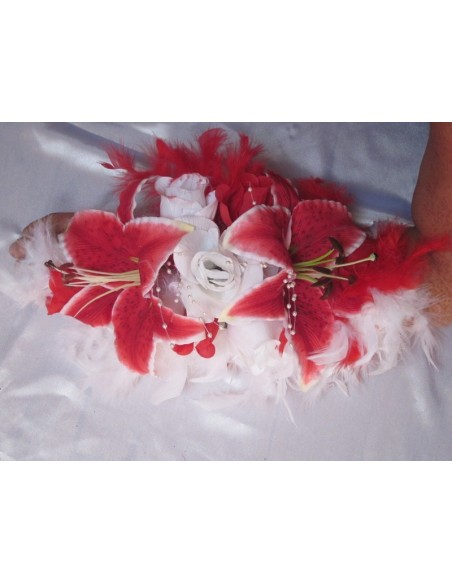 Bracelet de fleurs pour la mariée avec lys et roses rouge ou fushia 