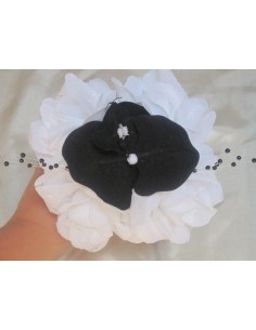 Bouquet demoiselle d'honneur thème noir, blanc avec orchidée, roses 2