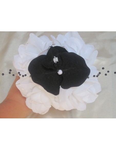 Bouquet demoiselle d'honneur thème noir, blanc avec orchidée, roses