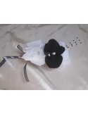 Baguette de mariage faite avec des fleurs noires et blanches