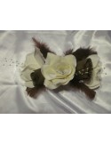 Bracelet de fleurs pour mariage avec des roses, plumes et perles