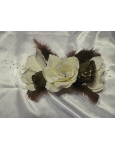 Bracelet de fleurs pour mariage avec des roses, plumes et perles