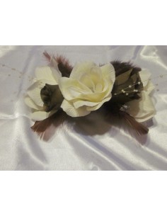 Bracelet de fleurs pour mariage avec des roses, plumes et perles 2