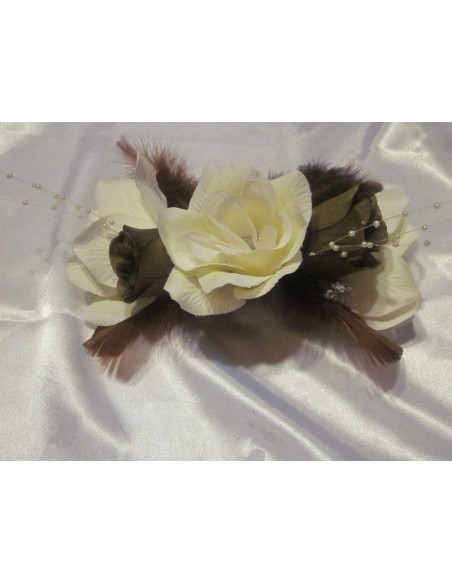 Bracelet de fleurs pour mariage avec des roses, plumes et perles Bracelet de fleurs pour mariage avec des roses, plumes et perles