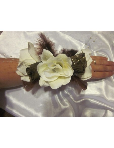 Bracelet de fleurs pour mariage avec des roses, plumes et perles Bracelet de fleurs pour mariage avec des roses, plumes et perles