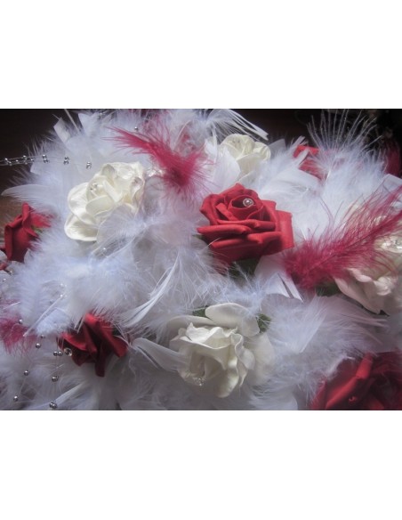 Décoration de table pour mariage avec fleurs, diamants et plumes