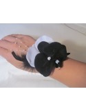 Bracelet orchidées mariage noir et blanc avec plumes et perles