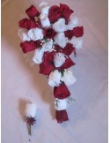 Bouquet de la Mariee Cascade Blancs et Bordeaux avec des Roses 