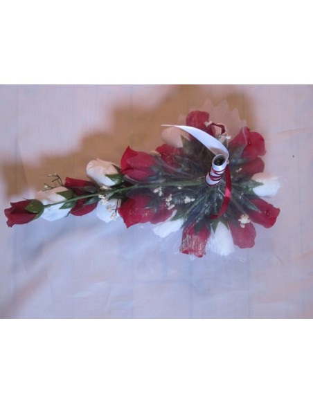 Bouquet de la Mariee Cascade Blancs et Bordeaux avec des Roses  Bouquet de la Mariee Cascade Blancs et Bordeaux avec des Roses